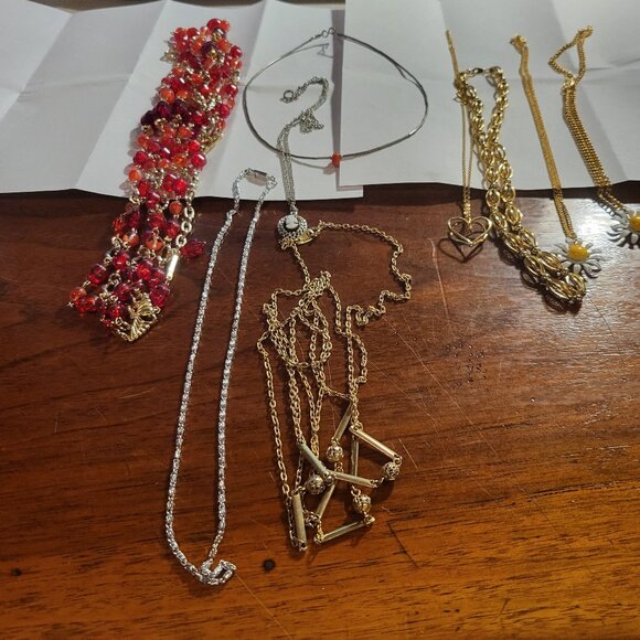 SMALL LOT OF 8 DIFFERENT NECKLACES - Picture 1 of 2